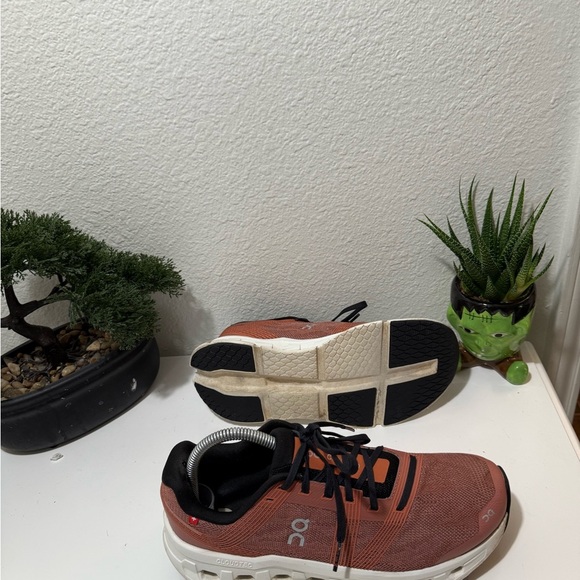 On Running Athletic Shoes - Rust and Black - Picture 4 of 7